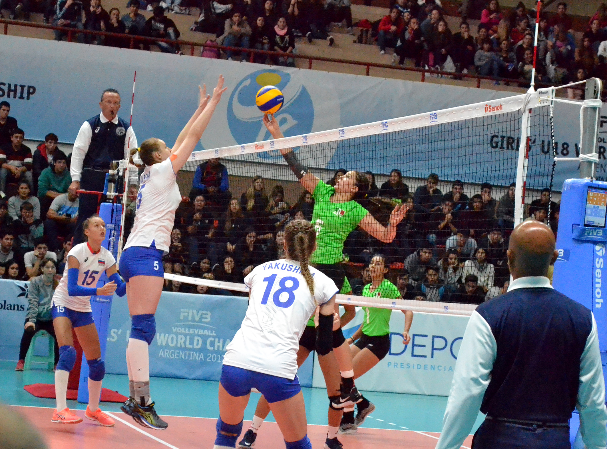 MexicanRenataLopezMoralessoftspikeoverRussianVictoriiaPushina В Аргентине начался чемпионат мира U-18. Россия-Мексика — 3:0