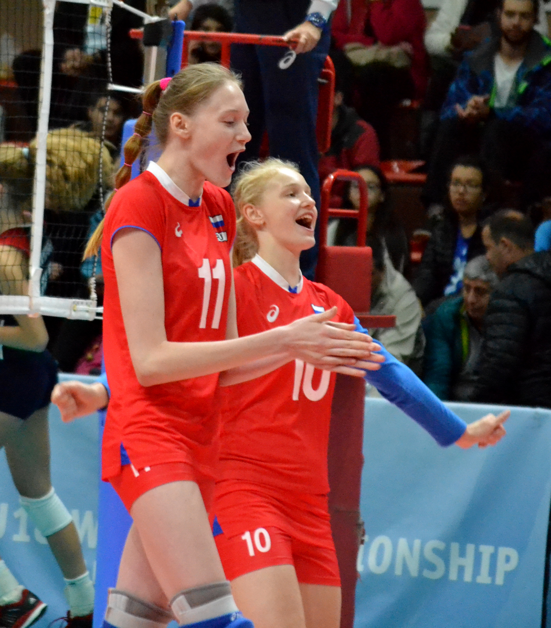 YuliaBrovkinaandVeronikaRasputnaiacelebrate Чемпионат мира U-18. Вторая победа россиянок