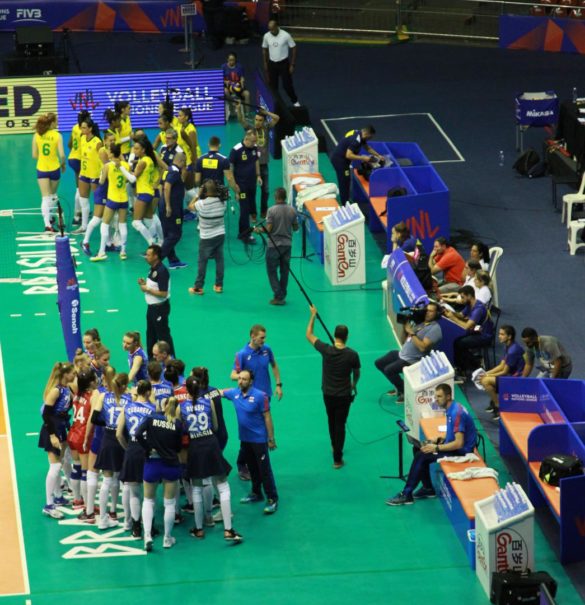 BraziliansandRussiansgatherbeforethestartofthematch Лига наций. Первый этап завершили поражением от хозяек
