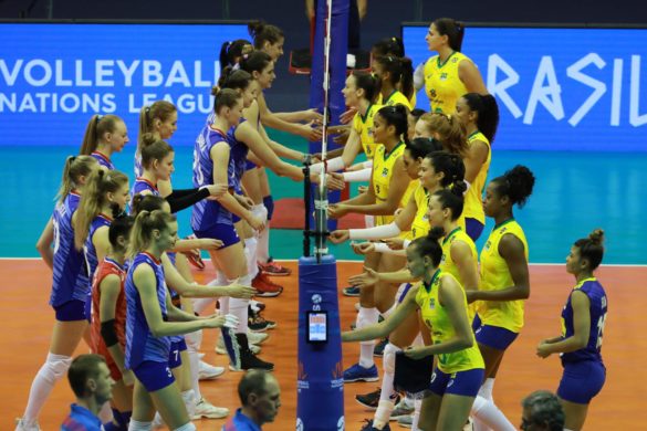 RussiansandBraziliansshakehandsbeforethematch Лига наций. Первый этап завершили поражением от хозяек